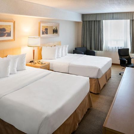 Quality Inn And Suites Montreal East Exteriör bild