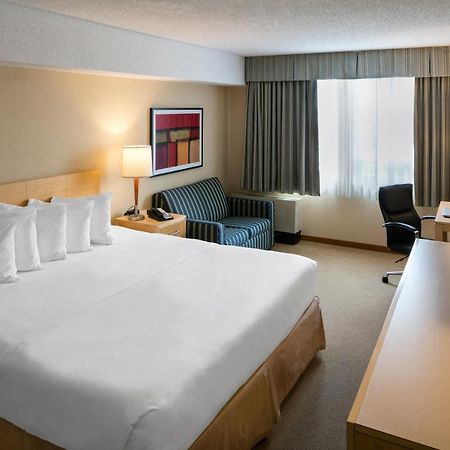 Quality Inn And Suites Montreal East Exteriör bild