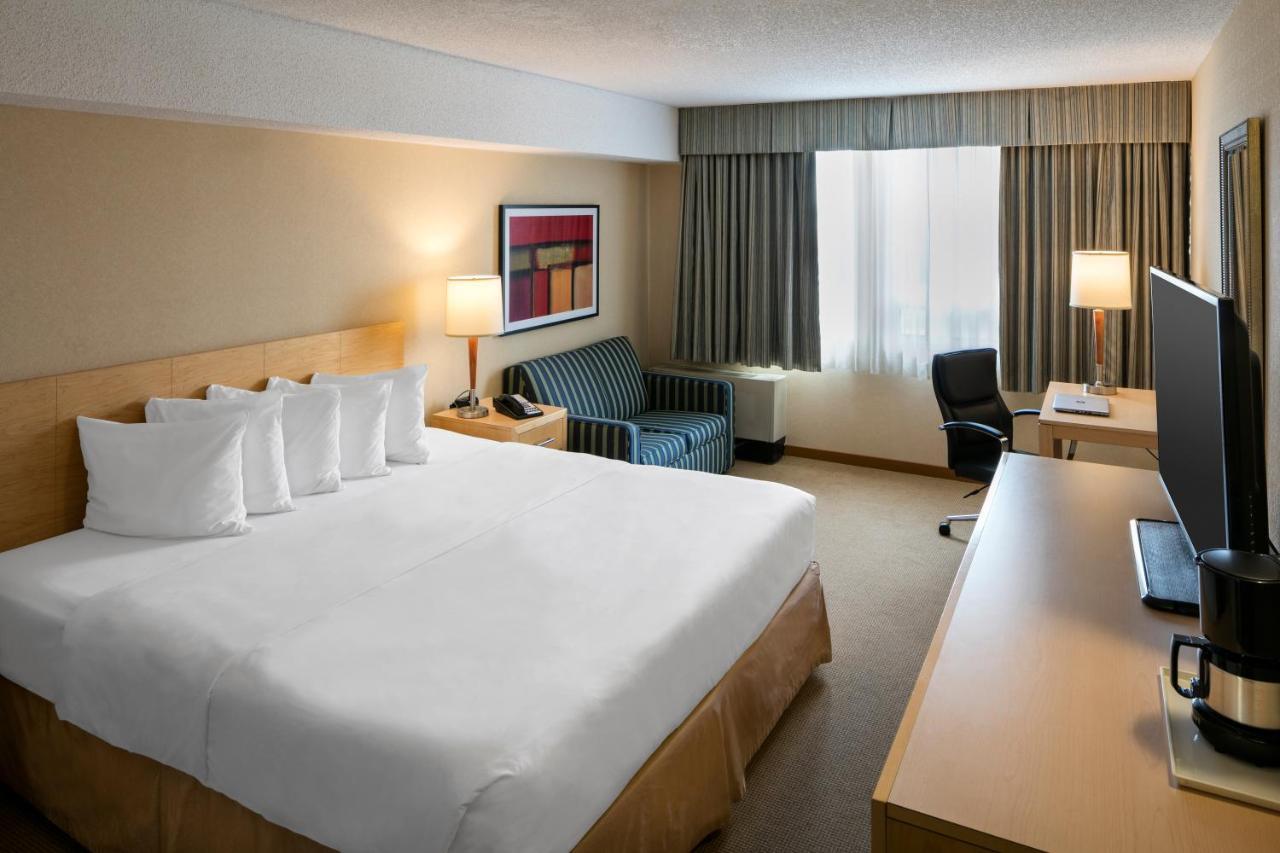 Quality Inn And Suites Montreal East Exteriör bild