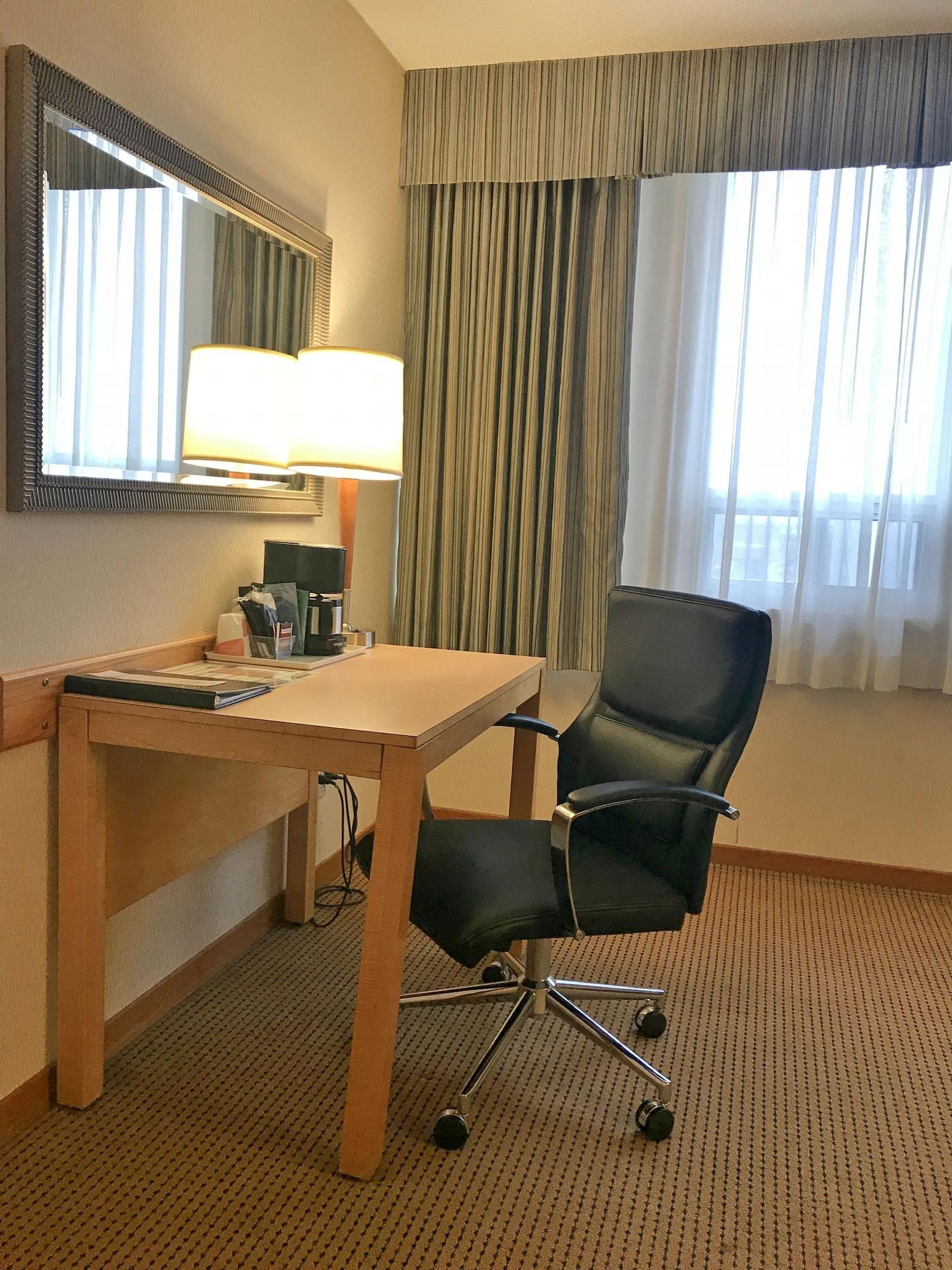 Quality Inn And Suites Montreal East Exteriör bild