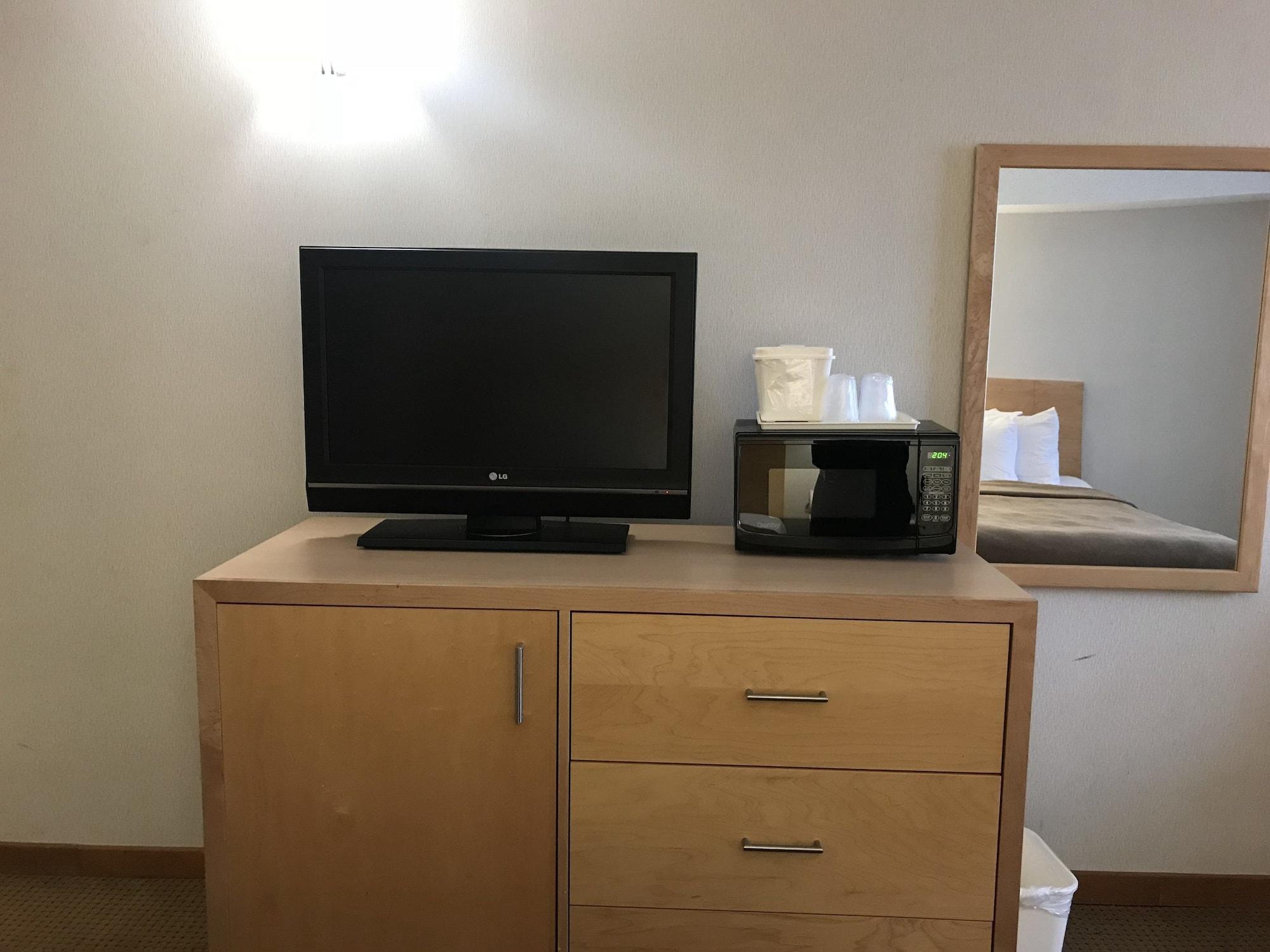 Quality Inn And Suites Montreal East Exteriör bild