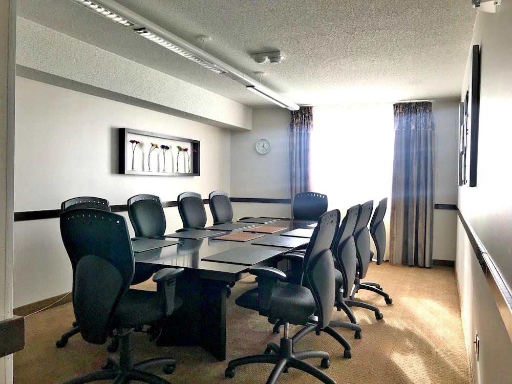 Quality Inn And Suites Montreal East Exteriör bild