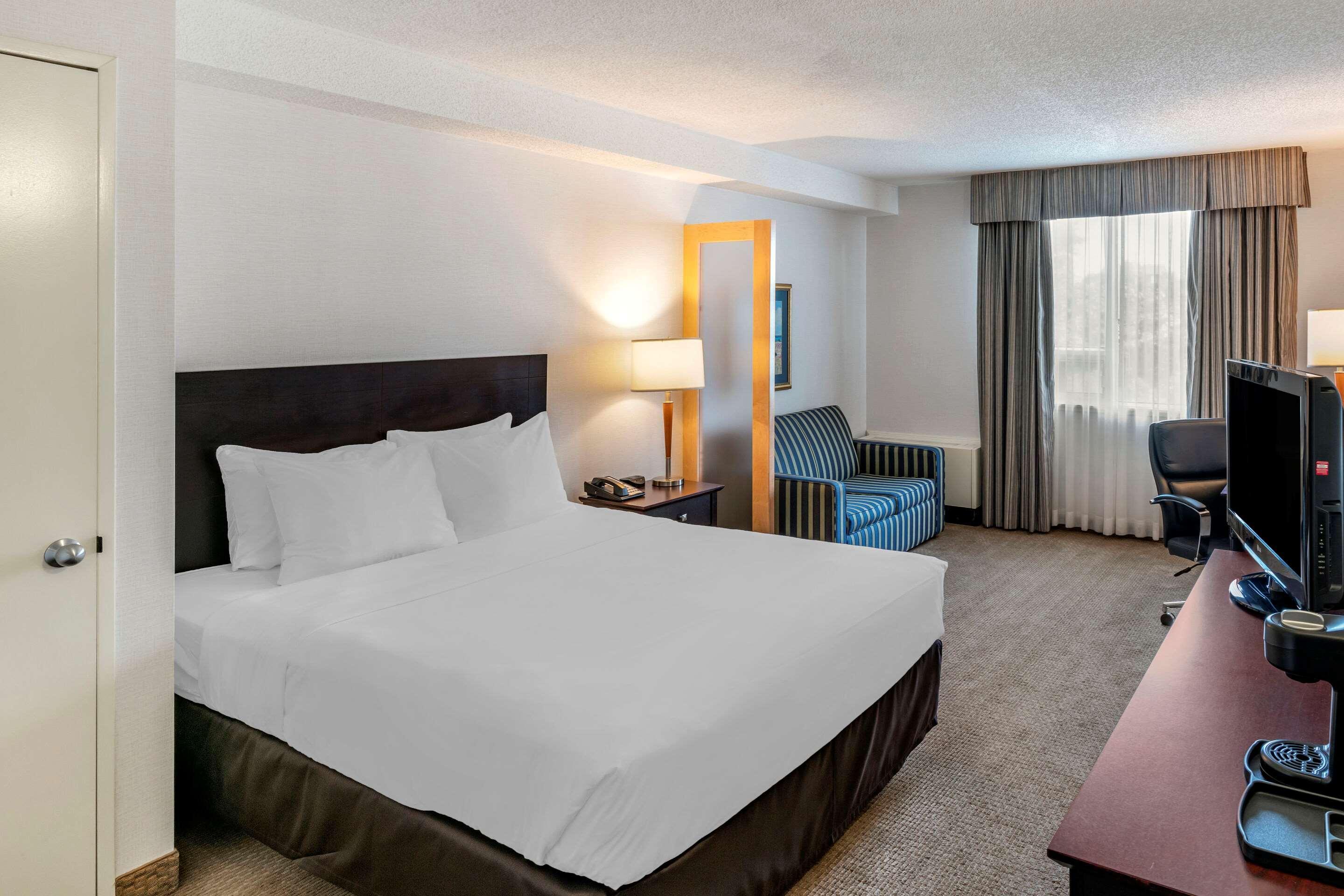 Quality Inn And Suites Montreal East Exteriör bild