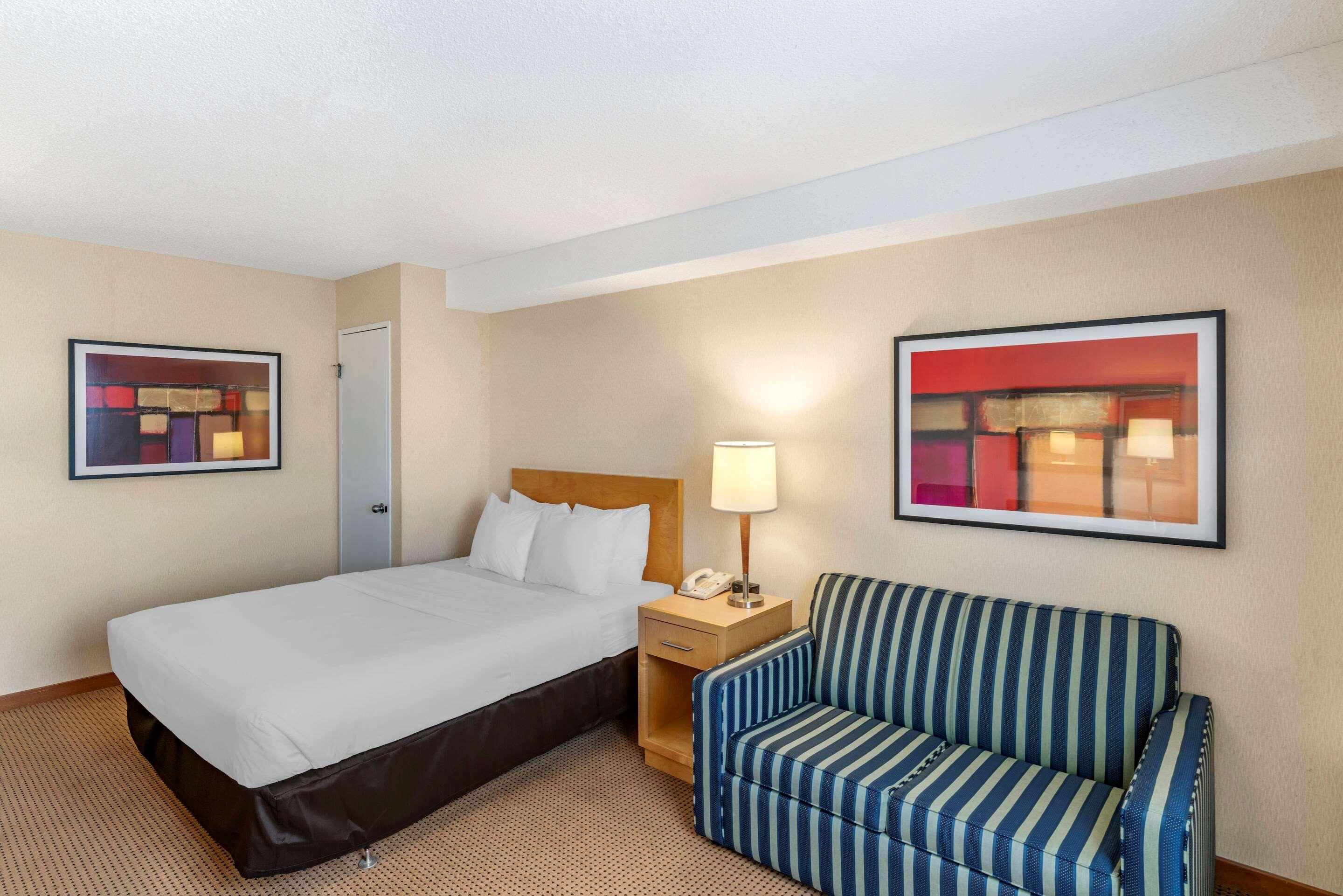 Quality Inn And Suites Montreal East Exteriör bild