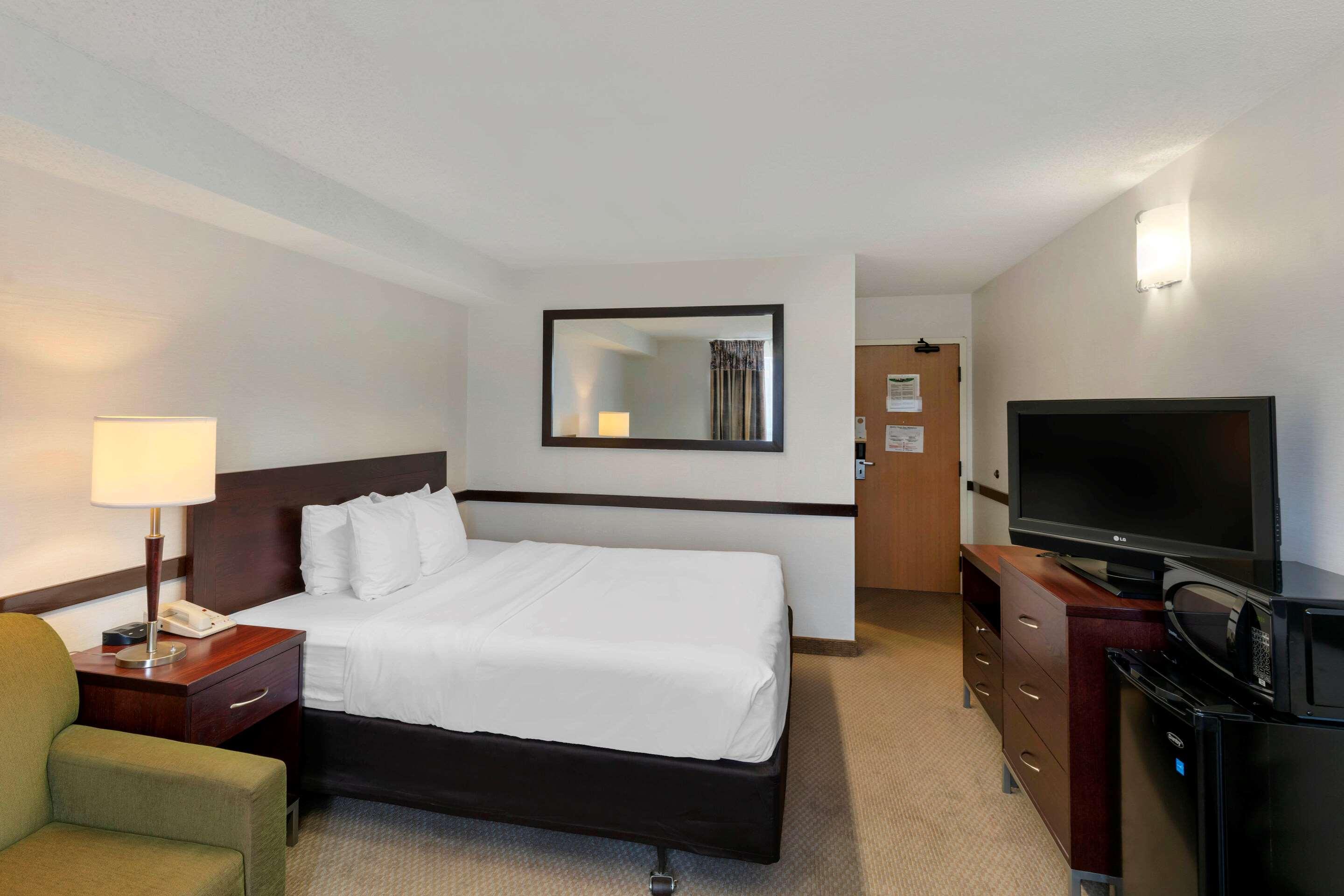 Quality Inn And Suites Montreal East Exteriör bild