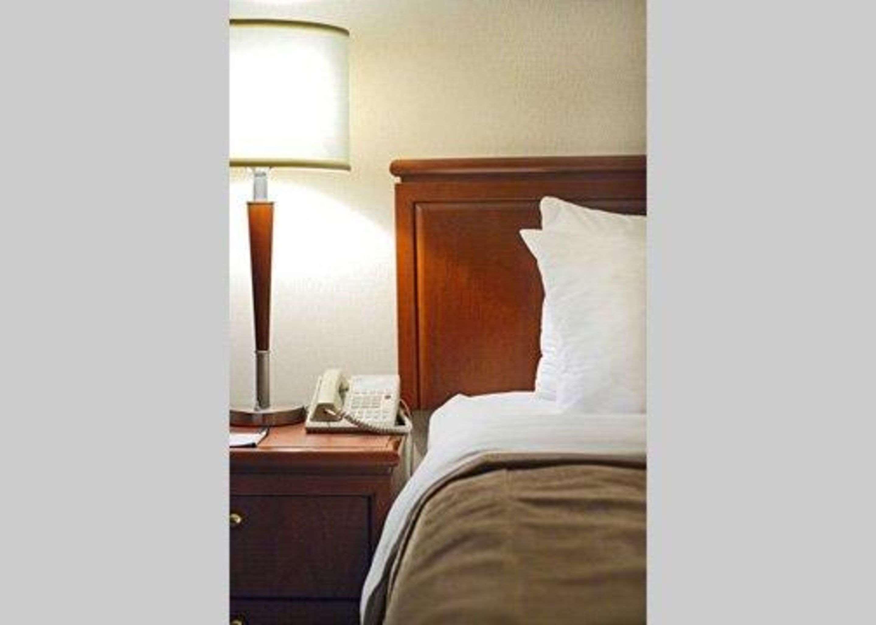Quality Inn And Suites Montreal East Exteriör bild