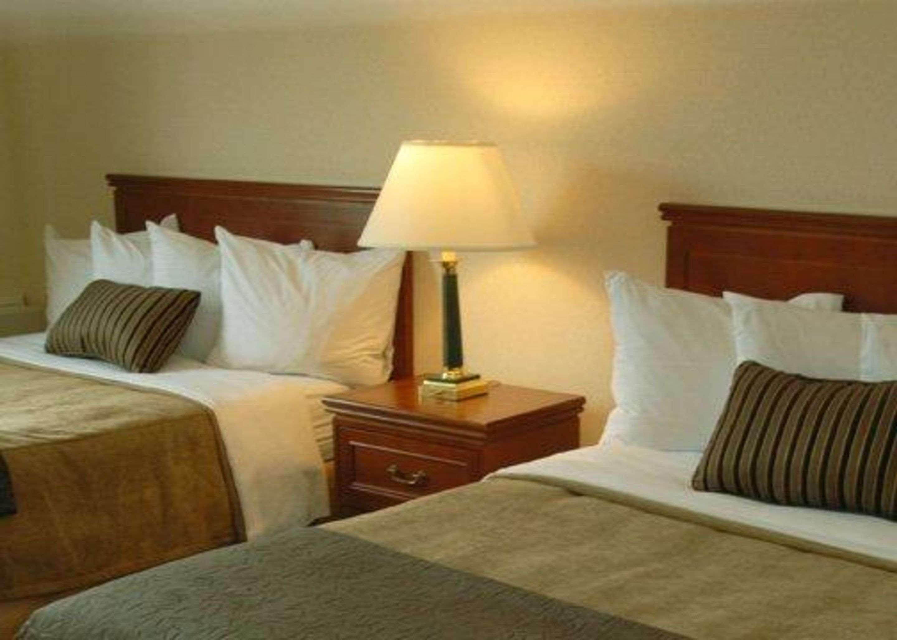 Quality Inn And Suites Montreal East Exteriör bild