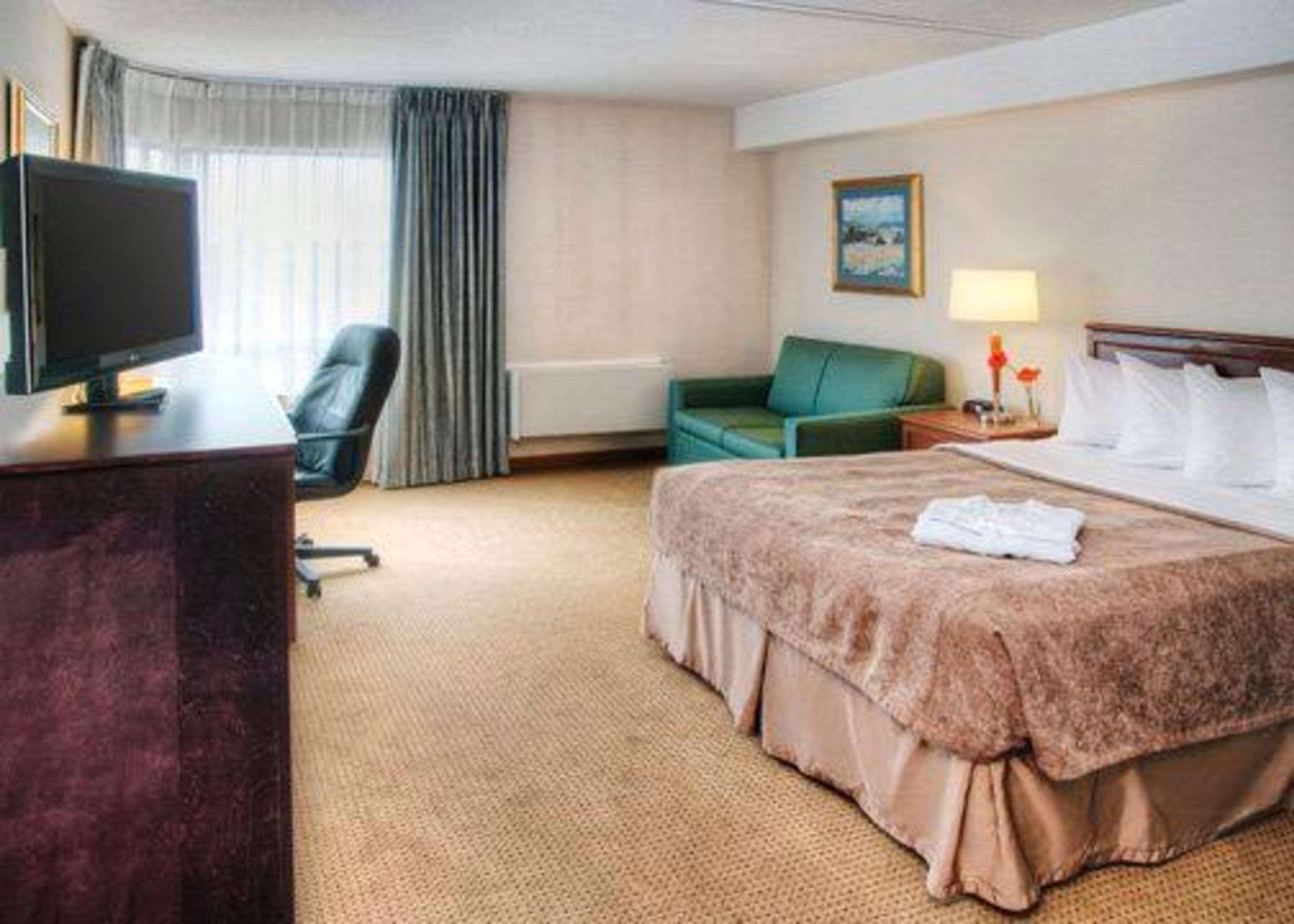 Quality Inn And Suites Montreal East Exteriör bild