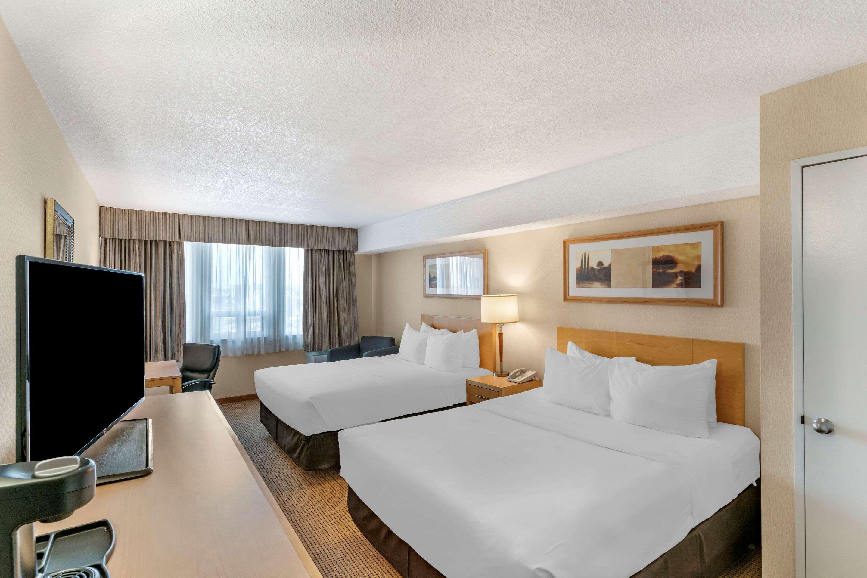Quality Inn And Suites Montreal East Exteriör bild
