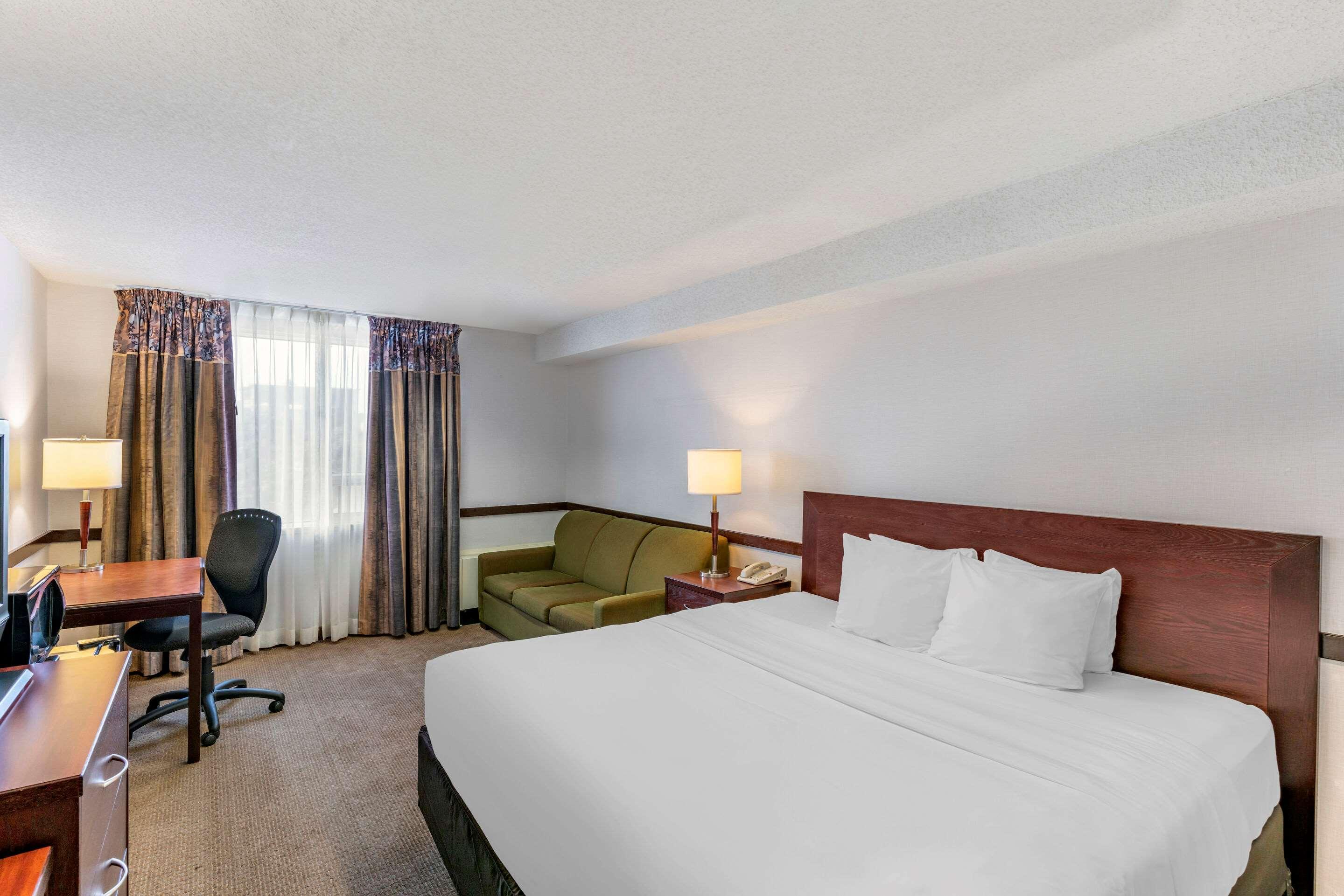 Quality Inn And Suites Montreal East Exteriör bild
