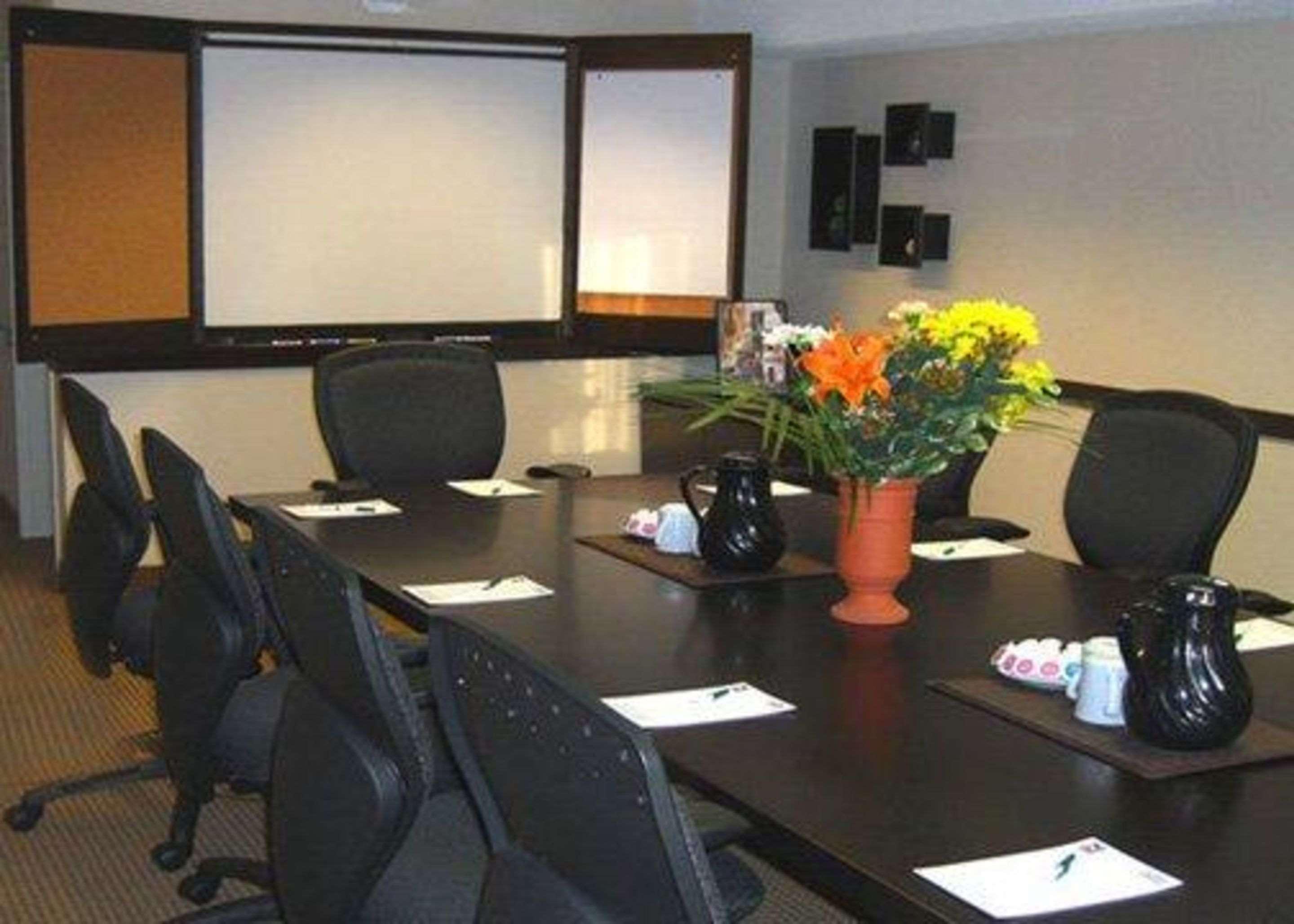 Quality Inn And Suites Montreal East Exteriör bild