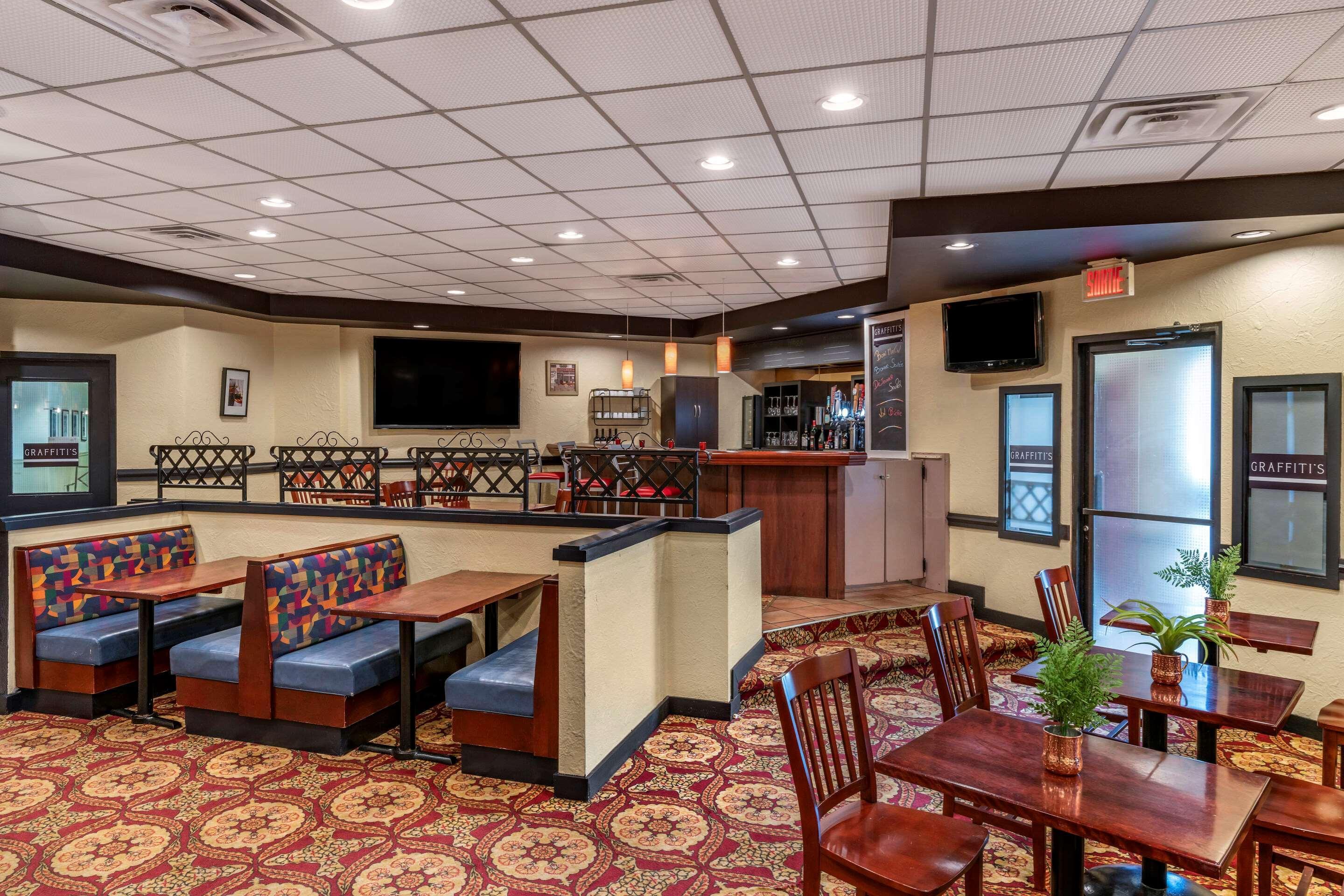 Quality Inn And Suites Montreal East Exteriör bild