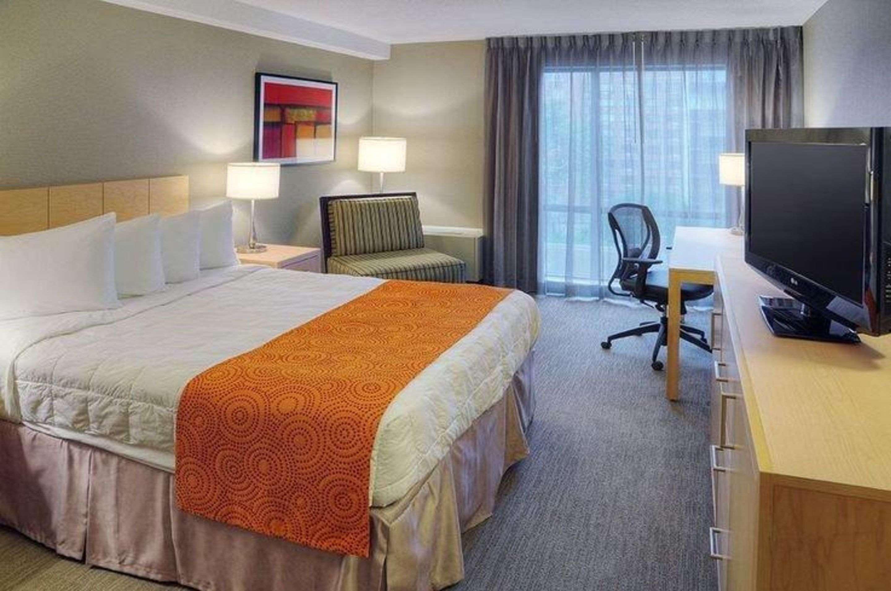 Quality Inn And Suites Montreal East Exteriör bild