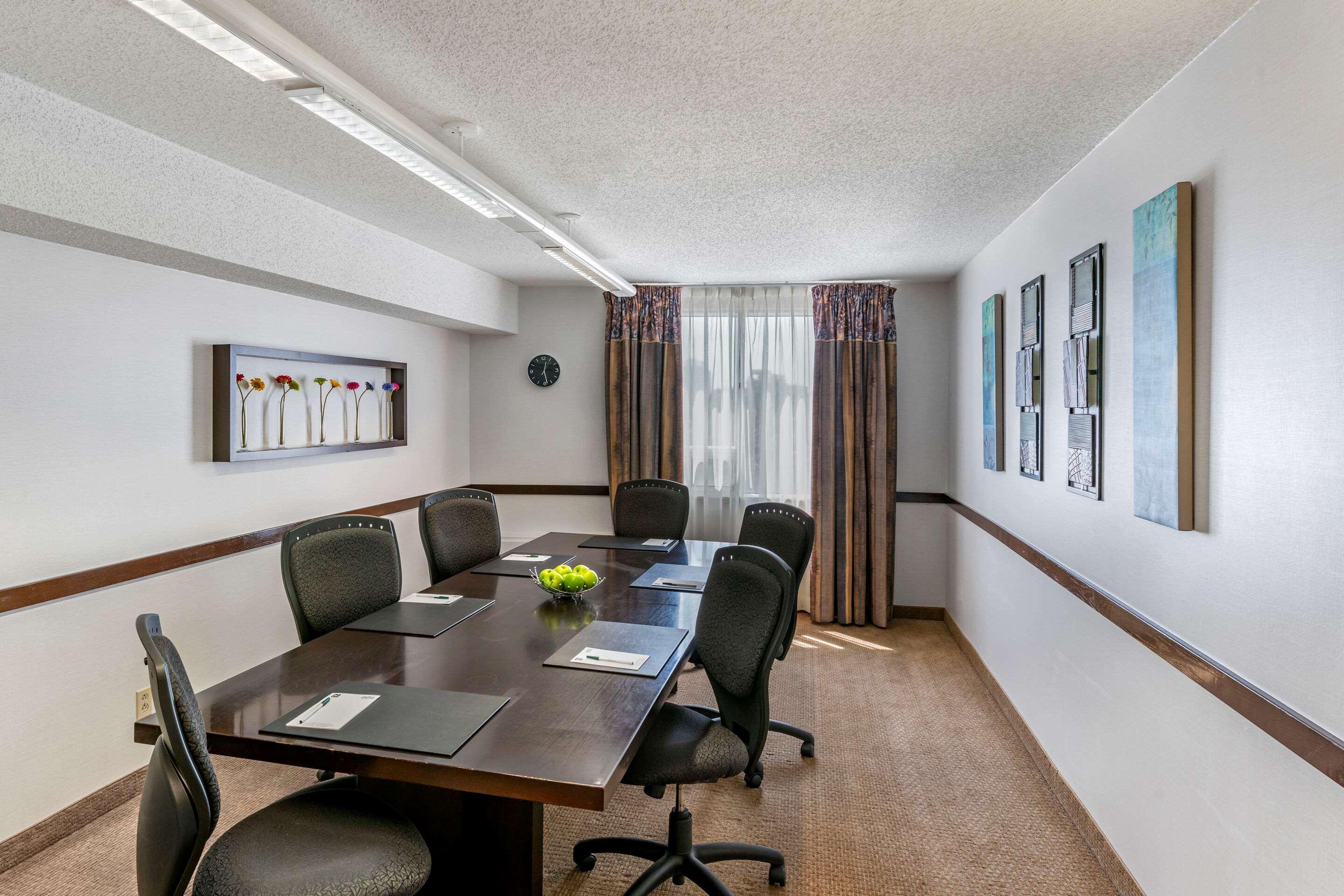 Quality Inn And Suites Montreal East Exteriör bild