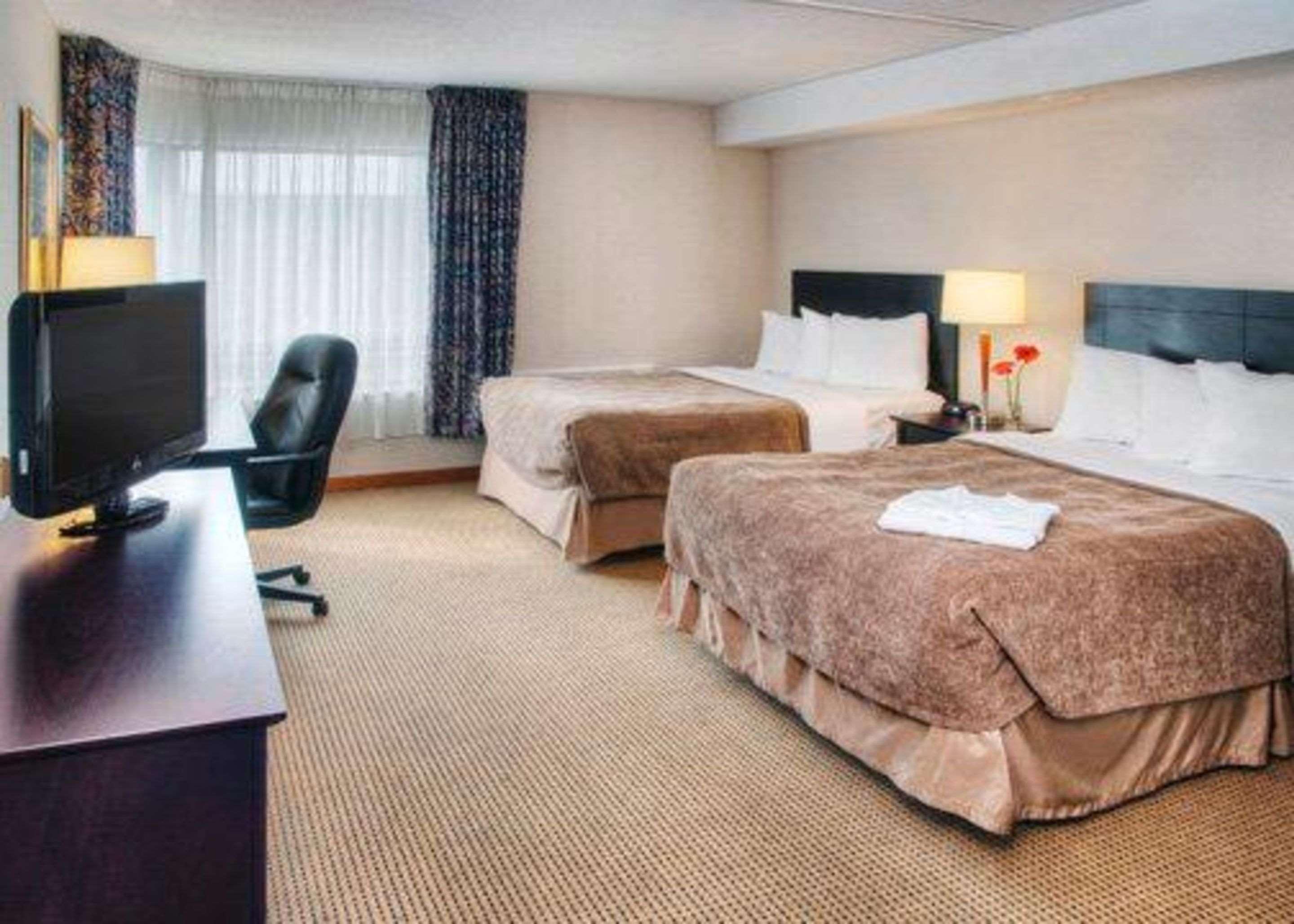 Quality Inn And Suites Montreal East Exteriör bild