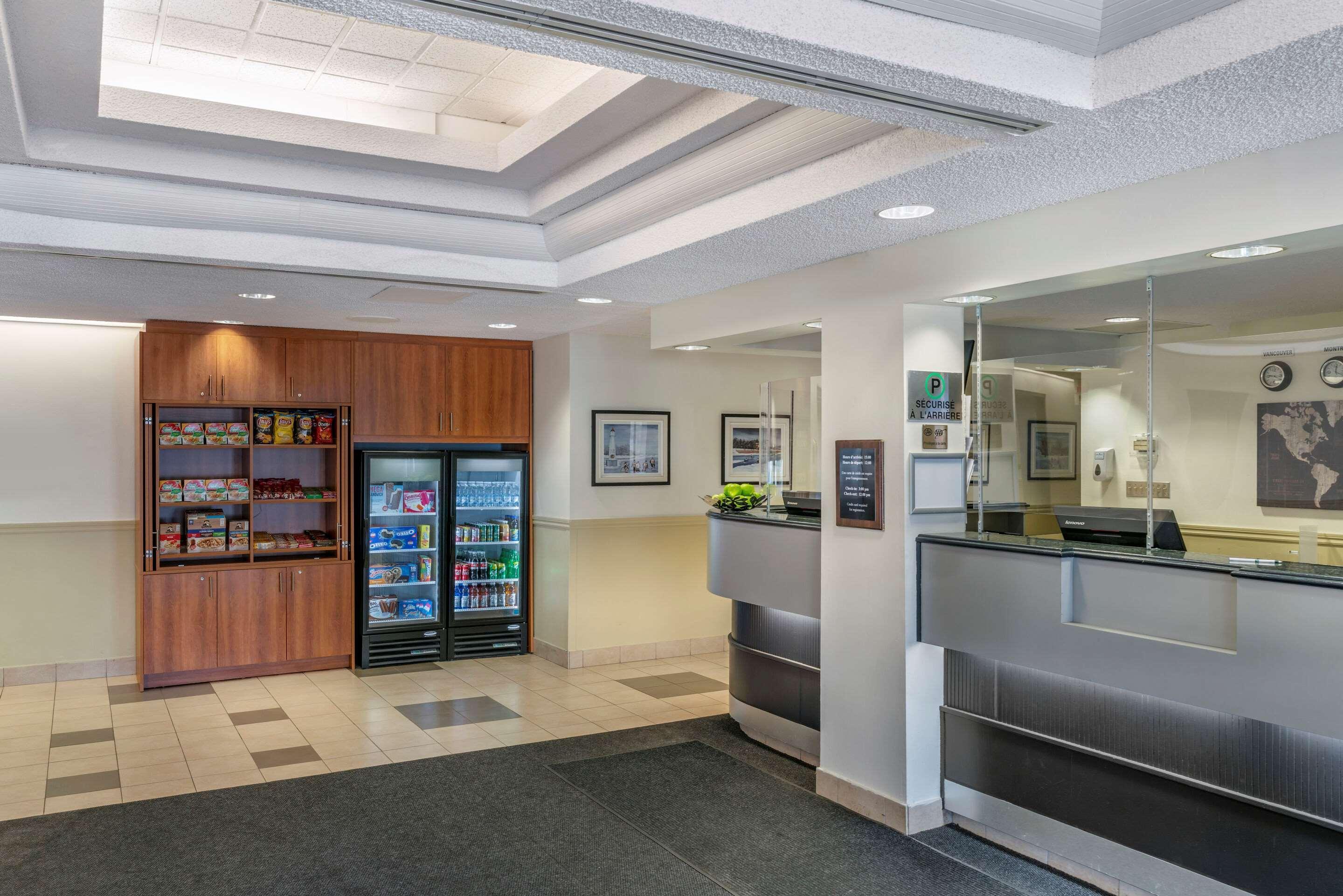 Quality Inn And Suites Montreal East Exteriör bild