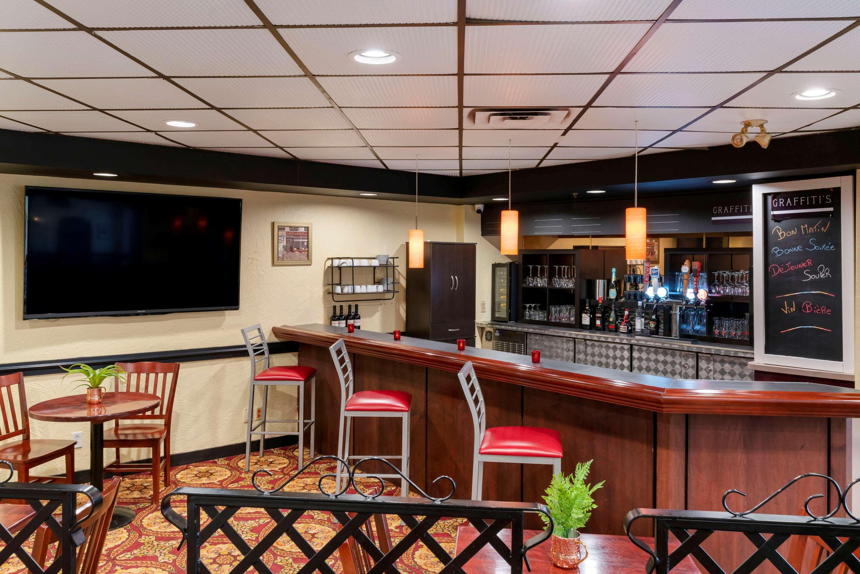 Quality Inn And Suites Montreal East Exteriör bild