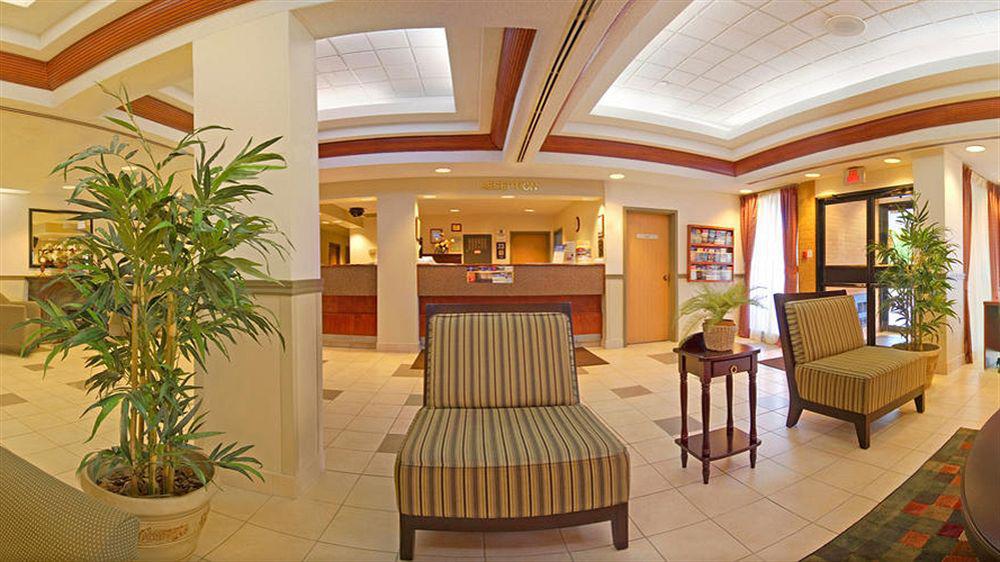 Quality Inn And Suites Montreal East Exteriör bild